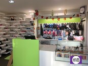 Pronájem obchodu s dětskou obuví/ obchodní prostor Chýně, cena cena v RK, nabízí 